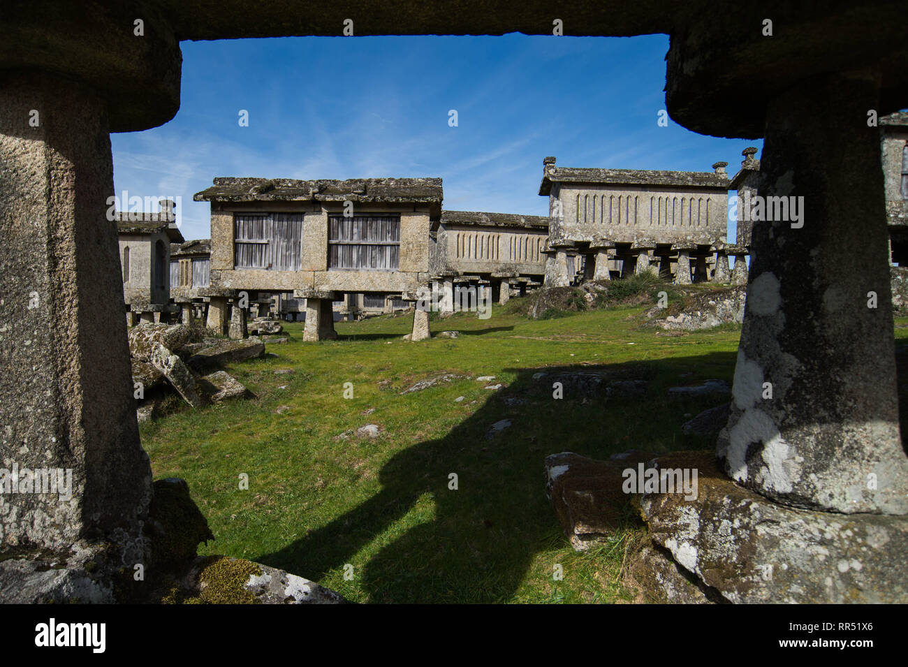 Februar 23, 2019 - Lindoso, Portugal - Eine allgemeine Ansicht der rock Kornspeicher auf dem Abhang neben Lindoso Schloss.. Es gibt mehr als 60 rock Getreidespeicher, und es ist die größte Versammlung der Getreidespeicher in Portugal. Bauen im 18. Jahrhundert die Getreidespeicher diente als Stall für die Gemeinschaft die Ähren von den Elementen zu speichern, so dass sie getrocknet werden. An der Spitze der Getreidespeicher sind in der Regel Kreuze, die die Art und Weise, wie sich Farmers für Göttlichen Schutz für ihre Kulturen gebeten wurden. (Bild: © Omar Marques/SOPA Bilder über ZUMA Draht) Stockfoto