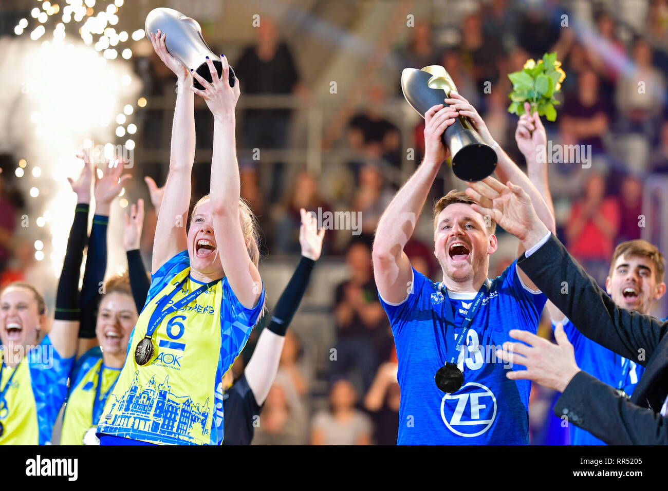 Mannheim, Deutschland. 24 Feb, 2019. Volleyball, Frauen: DVV Pokal, SSC Palmberg Schwerin - MTV Stuttgart, Endrunde, in der SAP-Arena. Schweriner Jennifer Geerties und Friedrichshafen Markus Steuerwald, die Trophäen halten. Foto: Uwe Anspach/dpa/Alamy leben Nachrichten Stockfoto