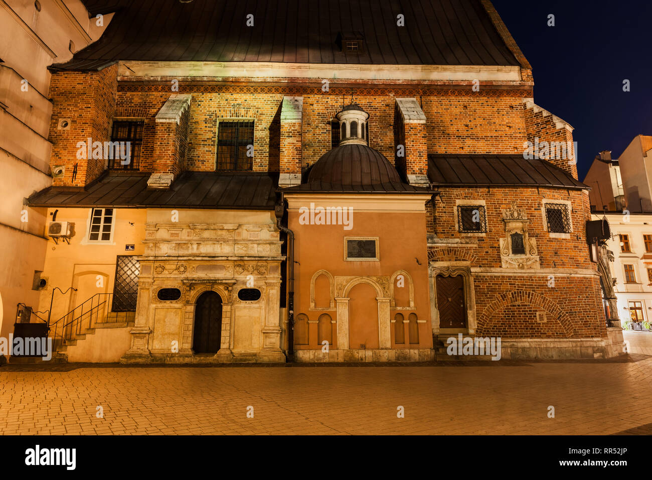 Polen, Krakau, Kirche der Heiligen Barbara in der Nacht in der Altstadt Stockfoto