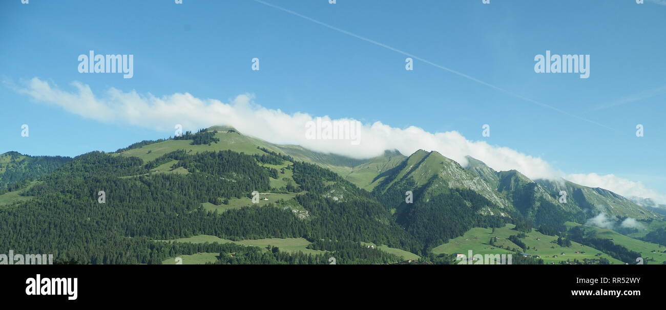 Alpenpanorama aus europäischen Gruyeres Stadt in der Schweiz mit klarem, blauem Himmel in 2018 warmen Sommertag im August. Stockfoto