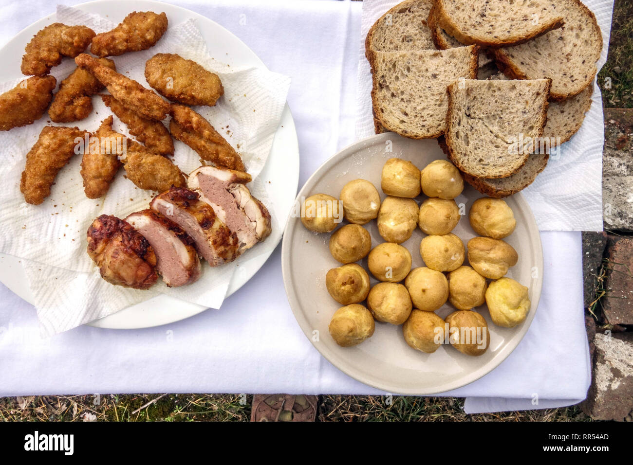 Tschechische Küche, Kuchen und Fleisch zubereitet für Karneval Teilnehmer, Tschechische Karneval - masopust in ländlichen Dorf Stockfoto