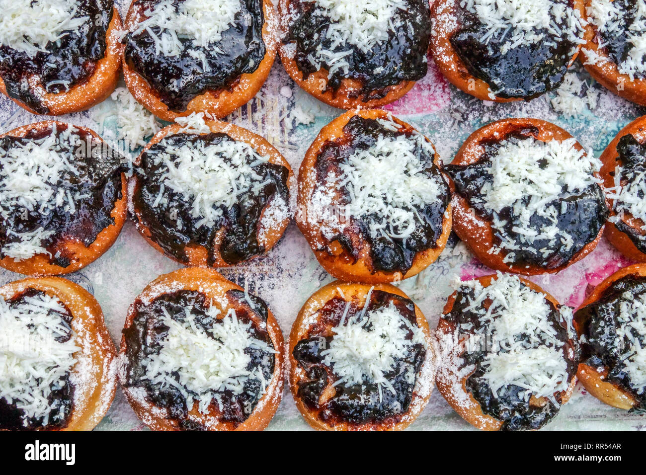 Traditionelle tschechische Kuchen, Donuts mit Pflaumenmarmelade, tschechische Konditorkolace s kräftig Stockfoto