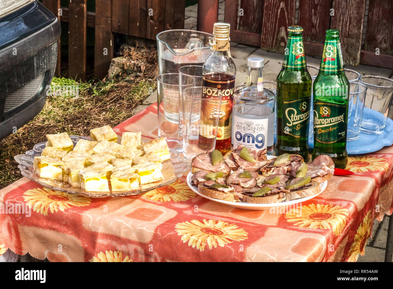 Tschechische Küche, Tisch mit Sandwiches, Alkohol, Bier für Karneval Teilnehmer, Tschechische Karneval vorbereitet - masopust in ländlichen Dorf Stockfoto