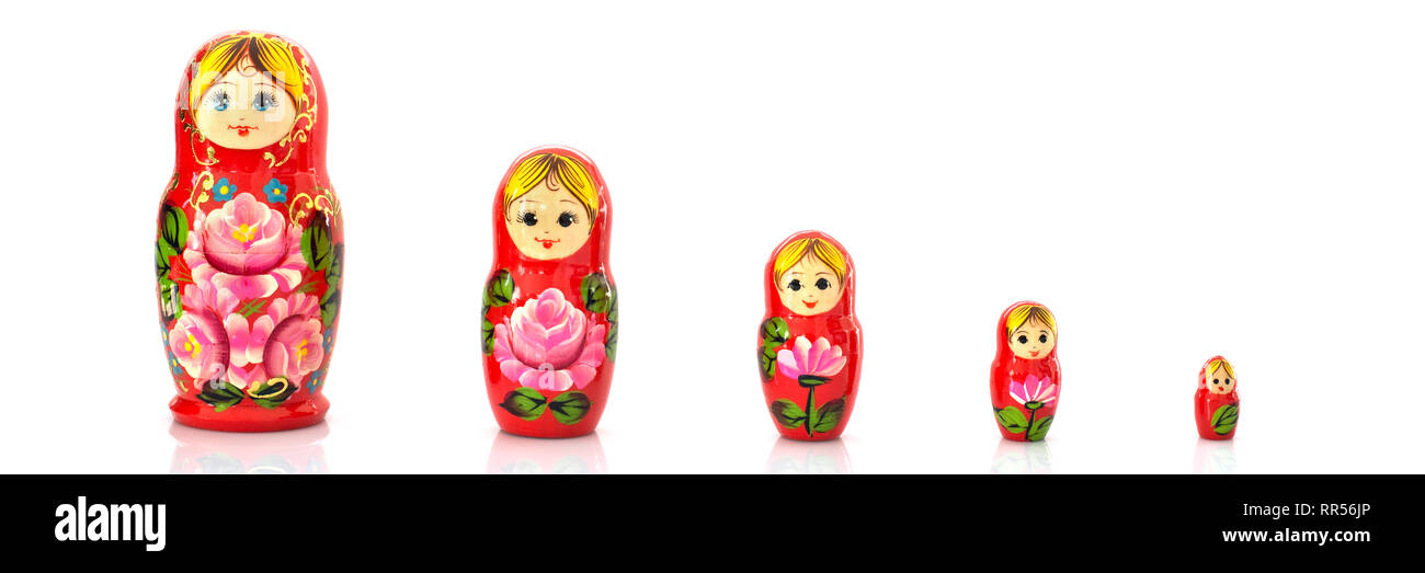 Satz von fünf Matrjoschka Russische Verschachtelung Puppen auf einen Panoramablick auf weißem Hintergrund Stockfoto