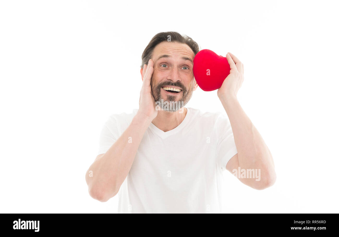 Gruß aus ehrlichem Herzen. Man bärtige Hipster halten Herz. Romantischer Kerl verlieben. Valentines Tag feiern. Liebe und romantische Gefühle Konzept. Herz-Attribut von Valentine. Herz Geschenk präsentieren. Stockfoto