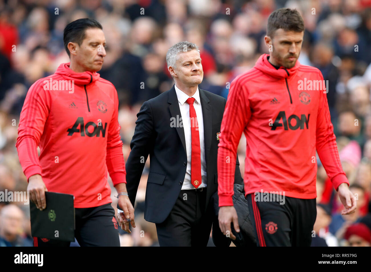 Manchester United caretaker manager Ole Gunnar Solskjær (Mitte) geht weg, um die Tonhöhe in der Halb zeit Pause während der Premier League Spiel im Old Trafford, Manchester. Stockfoto