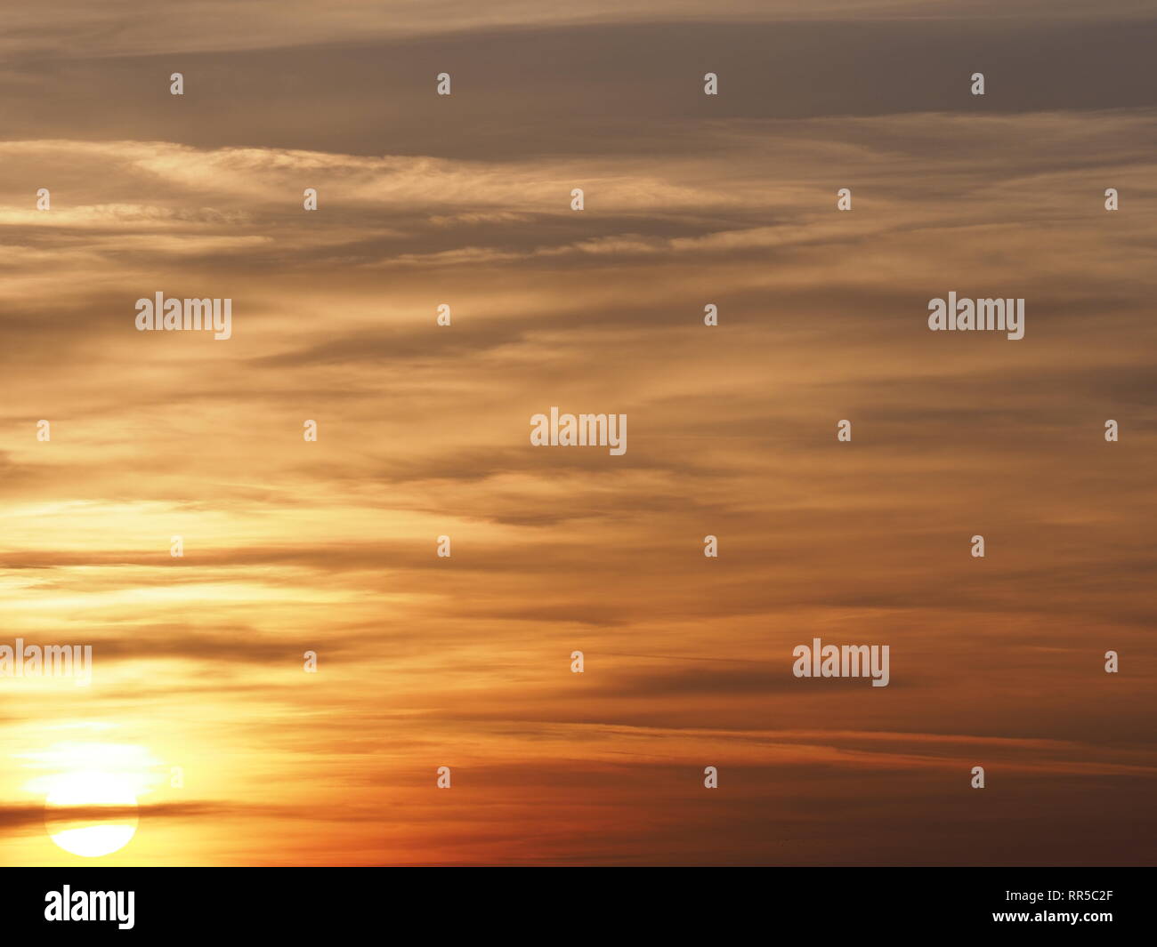Sonnenuntergang mit Wolken Formation aus europäischen Stadt Bielsko-Biala in Polen in 2019 kalten Winterabend im Februar gesehen. Stockfoto