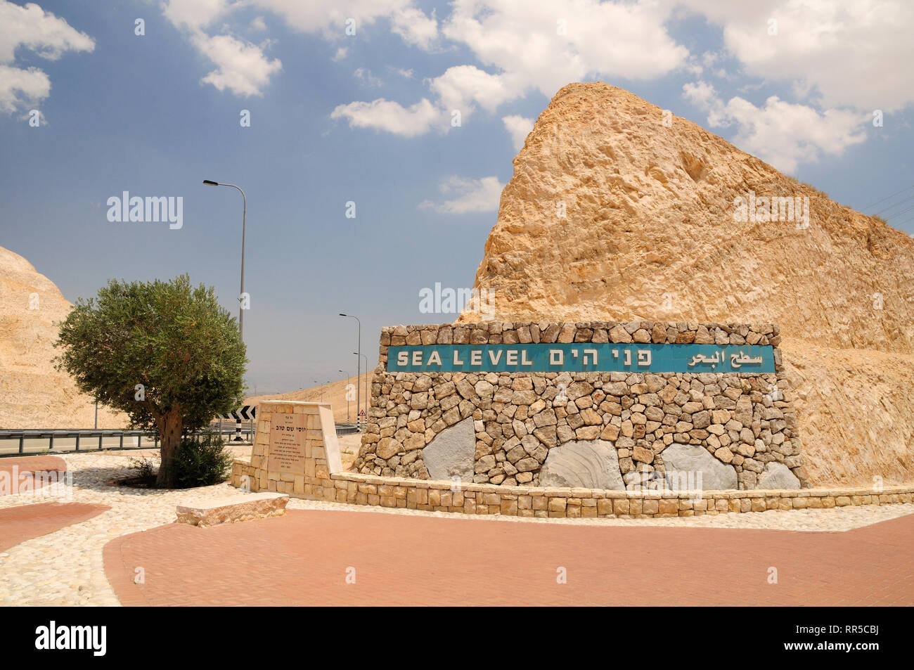 Steinmauer, dass der Meeresspiegel auf dem Weg zum Toten Meer zeigt. Israel. Stockfoto