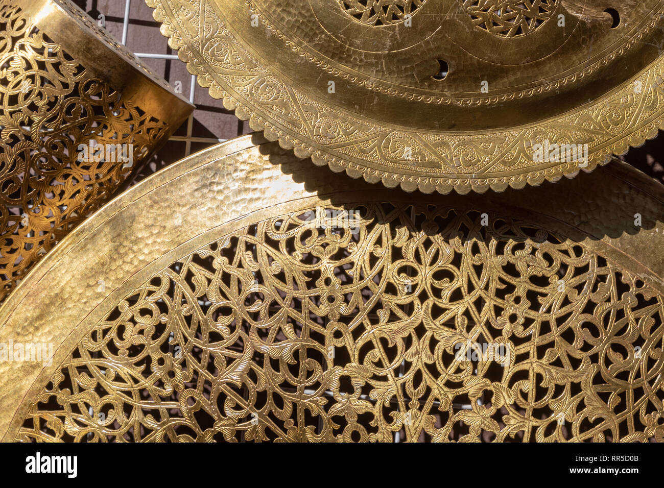 Dekorative messing Fächer auf den Verkauf in der Medina Souk, Fes Stockfoto