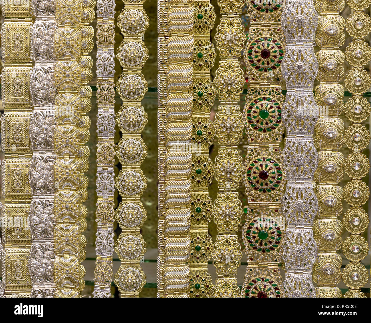 Gold und Silber Riemen für den Verkauf in der Fes Souq Stockfoto