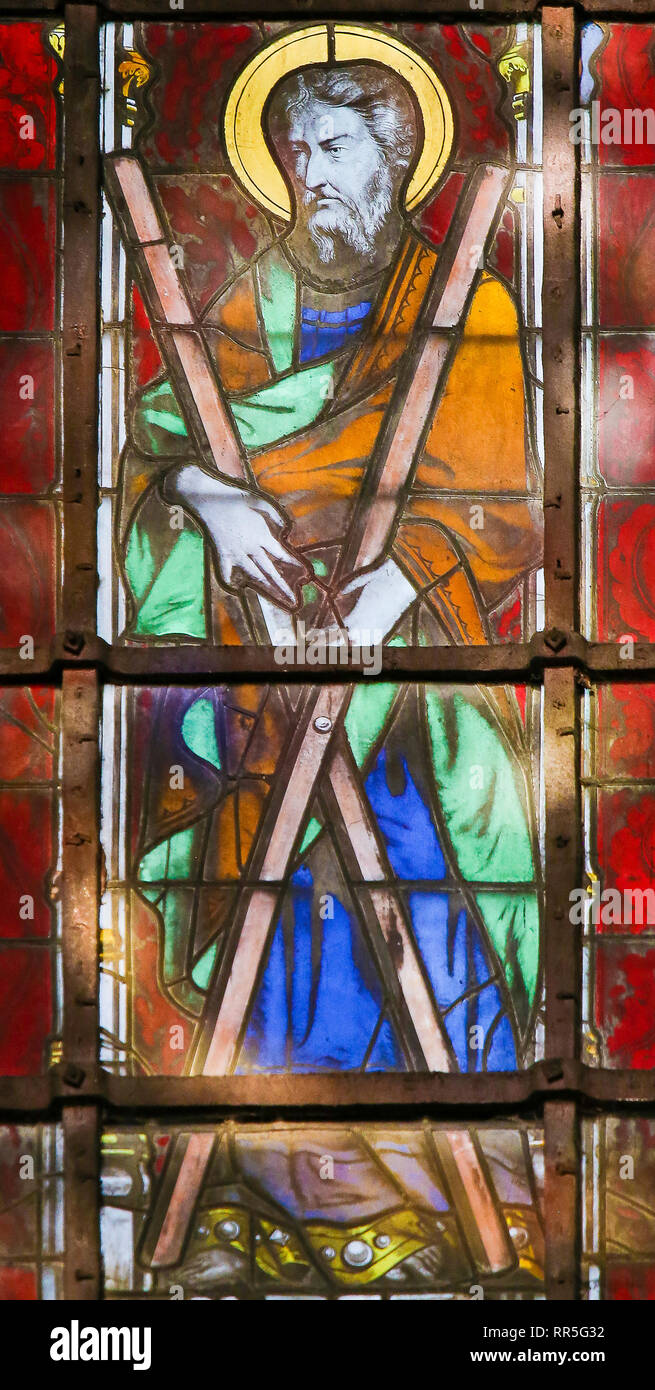 Glasmalereien in der Kirche von St. Severin, Latin, Paris, Frankreich, Saint Andrew oder Andreas mit seinem charakteristischen Kreuzen. Stockfoto