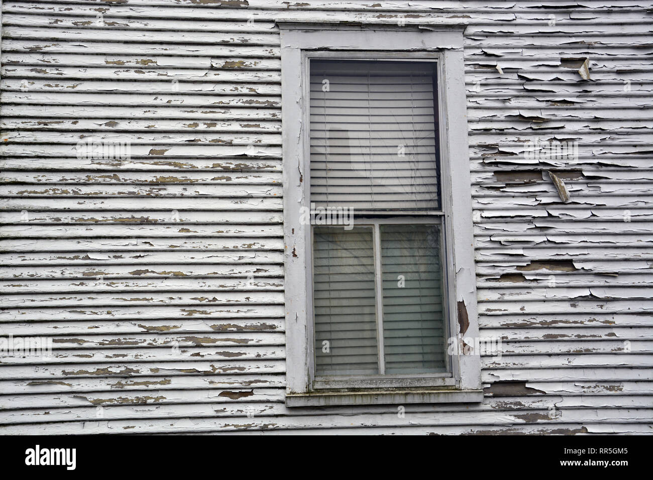 Farbe läuten auf dem Holz Abstellgleis eines alten Haus in North Carolina. Stockfoto
