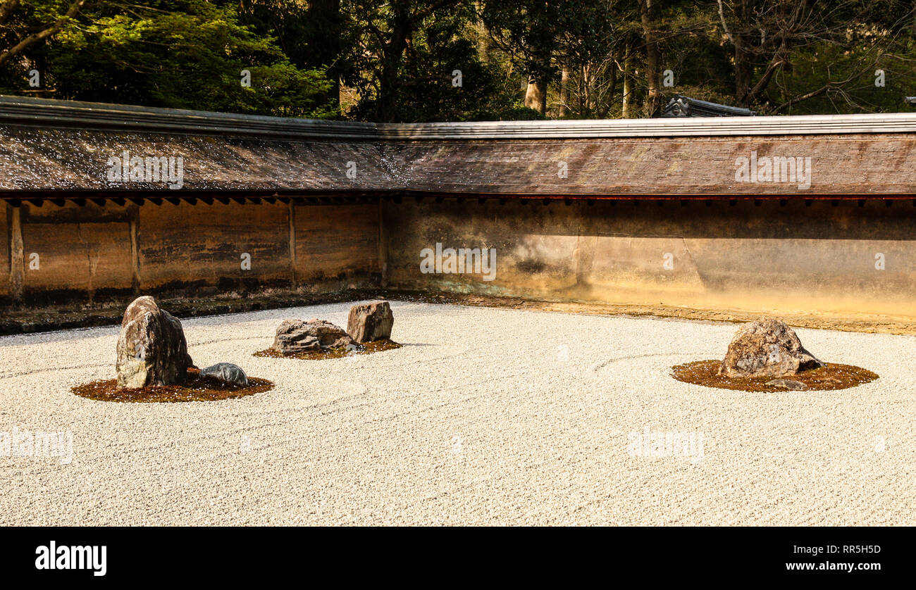 Sonnenlicht auf den Felsen des Ryōan-ji Stockfoto