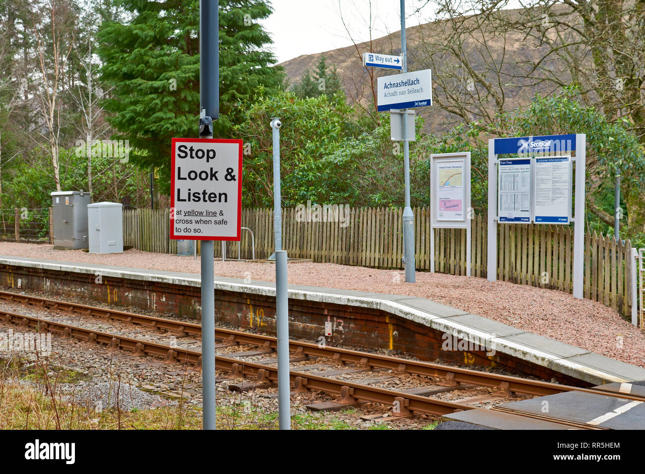 ACHNASHELLACH BAHNHOF WEST COAST SCHOTTLAND LINIE Ross-shire MIT MEHREREN ZEICHEN Stockfoto