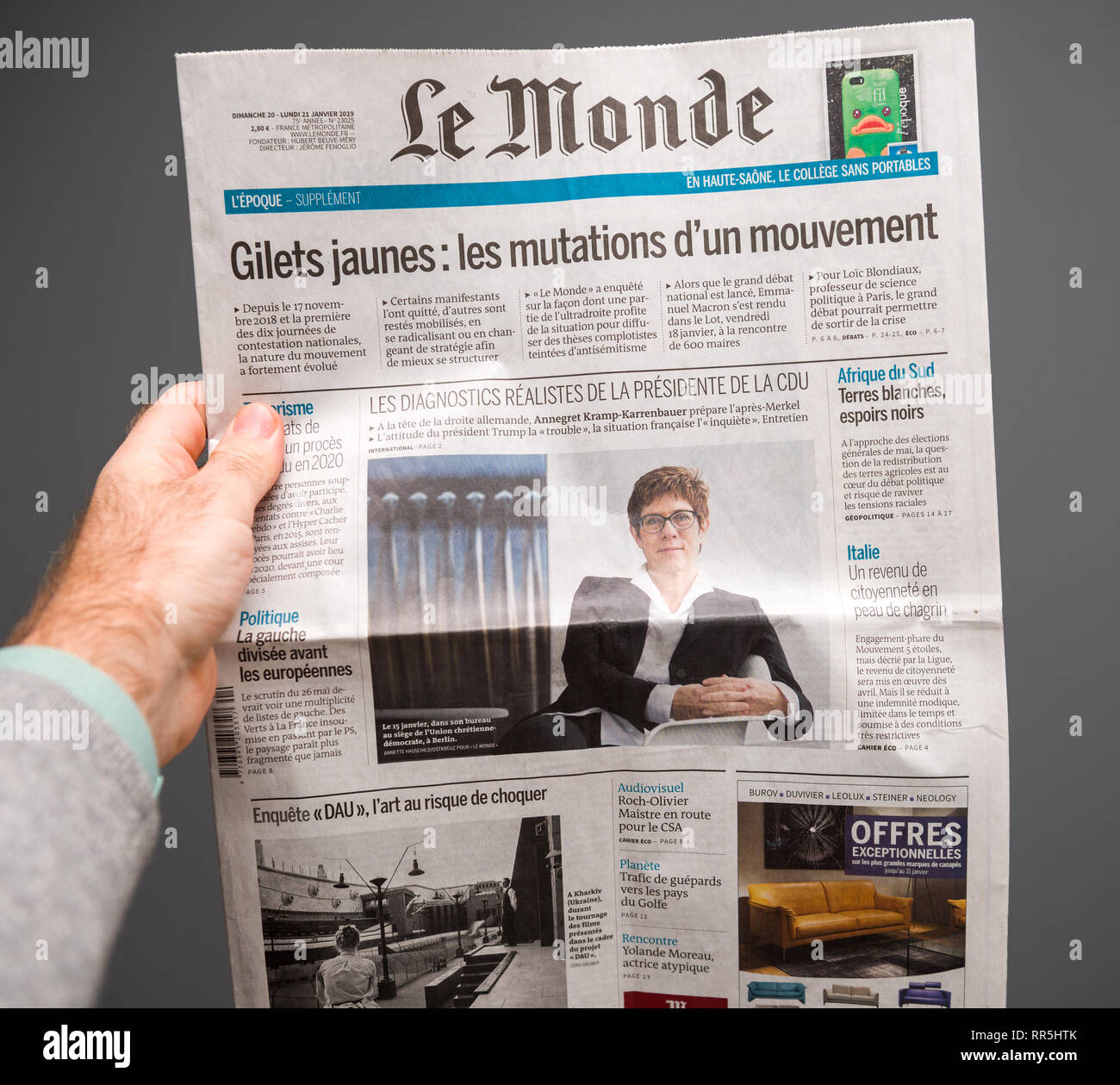Paris Frankreich 22 Februar 2019 Mann Hand Gegen Grauen Hintergrund Die Tageszeitung Le Monde Mit Portrait Von Annegret Kramp Karrenbauer Und Artikel Uber Gelb Protest Stockfotografie Alamy
