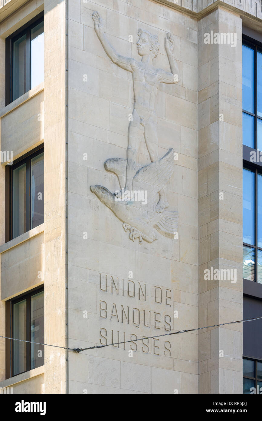Genf/Schweiz - 23. Februar 2019: alte Skulptur, die die Union Banken Schweiz, UBS auf einem Gebäude in der Rue du Rhone Stockfoto