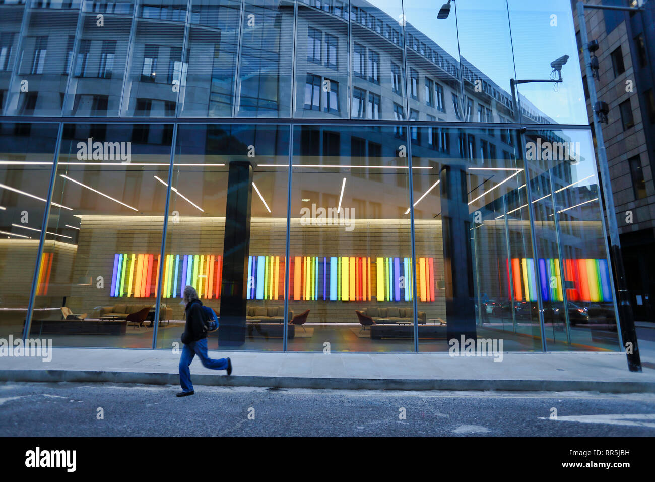 Bunte Muster leuchtplatten im Empfangsbereich von Office auf Little Britain in City of London, London, England, Großbritannien Stockfoto