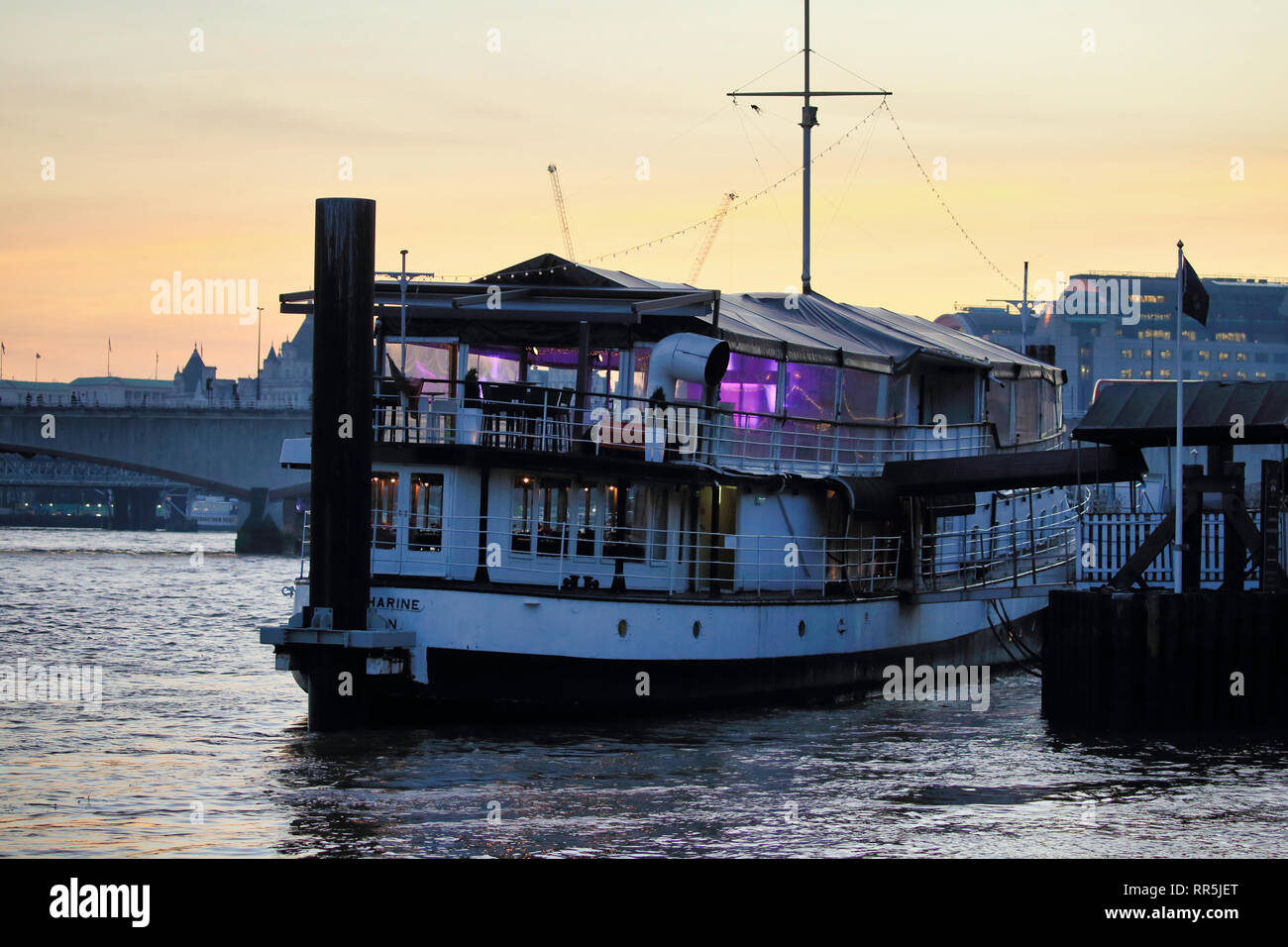 Die Yacht London floating Bar & Restaurant, Temple Pier, London, England, Großbritannien Stockfoto