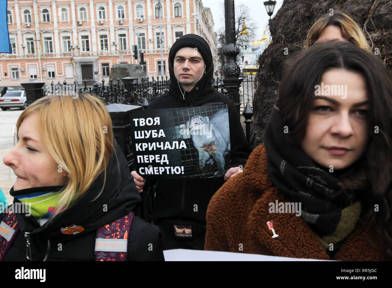 Eine ukrainische Aktivist gesehen wird, halten Sie eine Plakette während der Demonstration. Die ukrainer protestierten gegen die Tötung von Tieren, die für Pelze namens "Take off Fell für immer!" über St. Sophia in Kiew, Ukraine. Nach Angaben der Aktivisten, die jedes Jahr in der Welt Menschen töten durch grausame Weise mehr als eine Milliarden Tiere für ihr Fell. Stockfoto