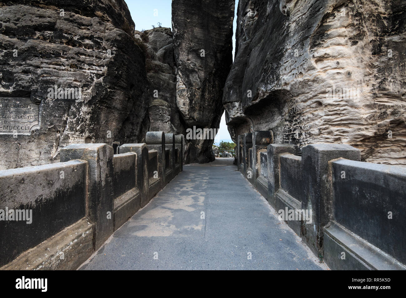 Rock Tor und weg mit Zugang der Basteibrücke im Nationalpark Sächsische Schweiz. Elbsandsteingebirge am Abend. Blick auf Rock form Stockfoto