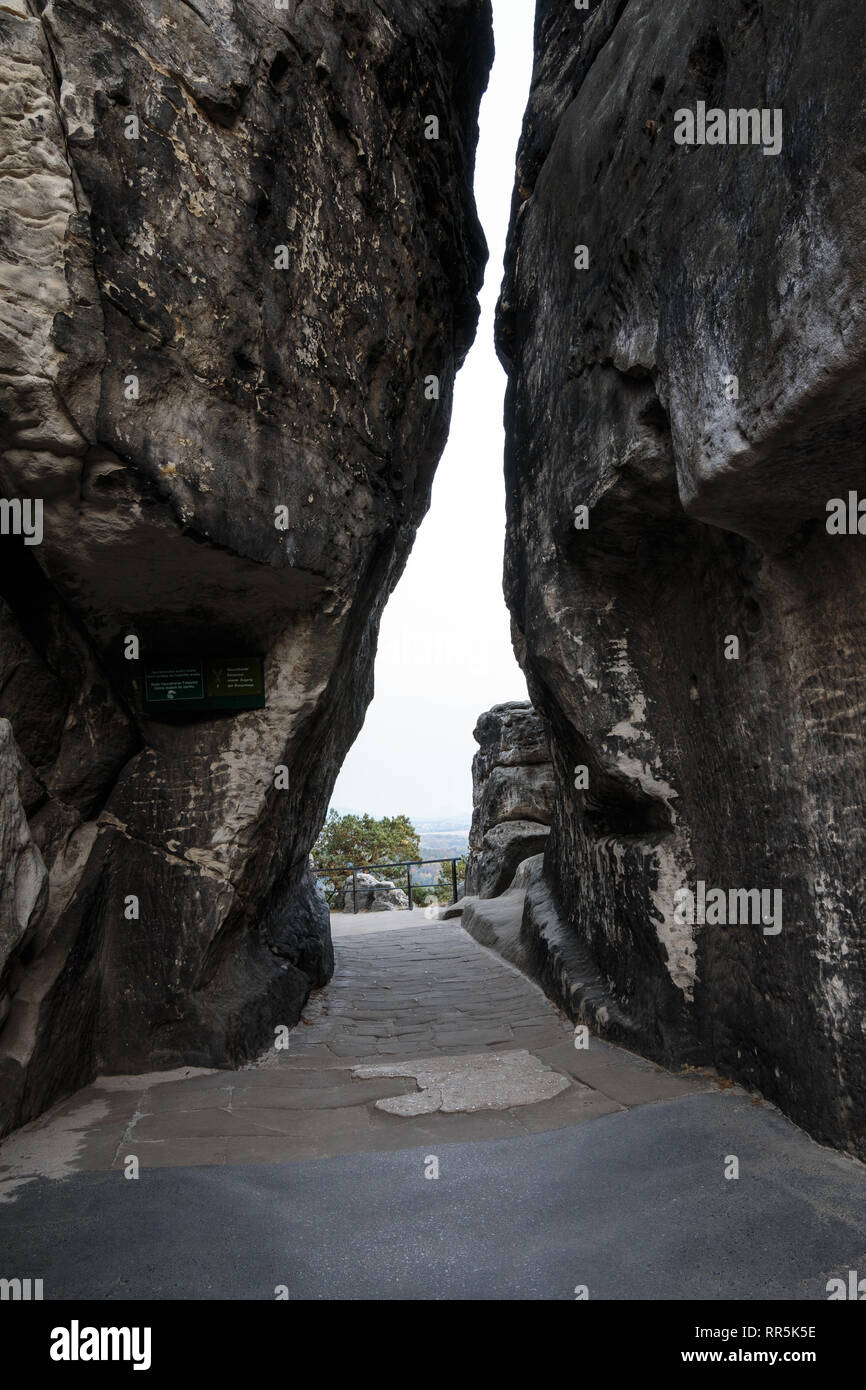 Rock Tor der Basteibrücke im Nationalpark Sächsische Schweiz Elbsandsteingebirge am Abend mit Blick auf das Tal und das Dorf Stockfoto