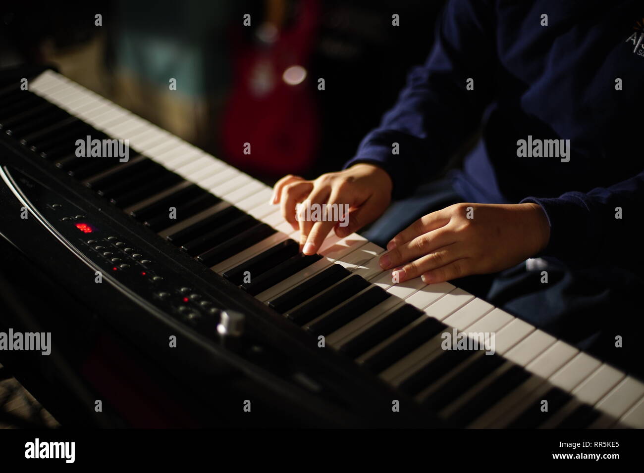 Hände Spielen auf Musikinstrumenten | Schüler lernen E-Piano zu spielen Stockfoto