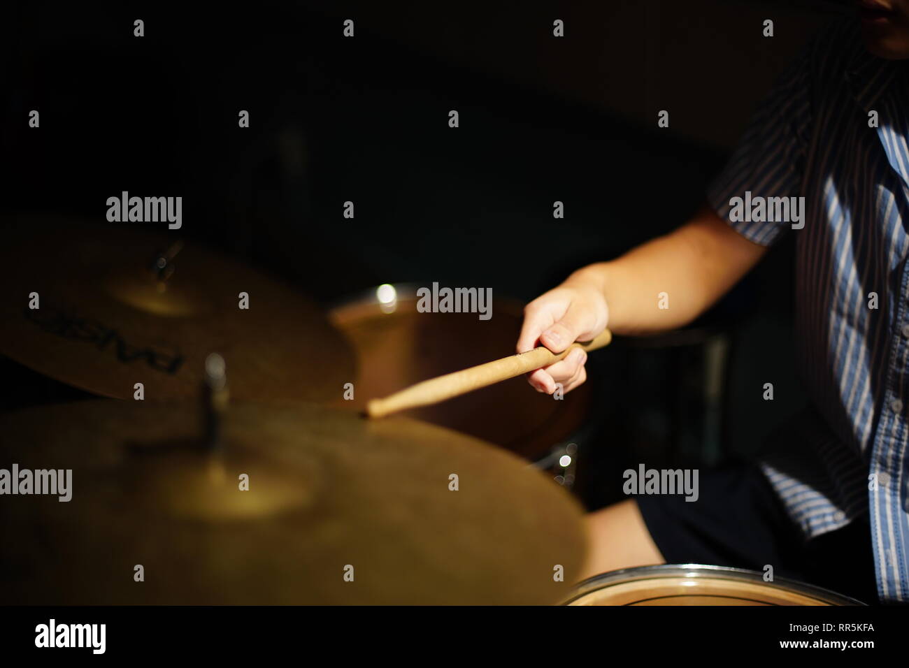 Schüler lernen Drum | Hand stick thumping Die im Klassenzimmer Trommel zu spielen Stockfoto