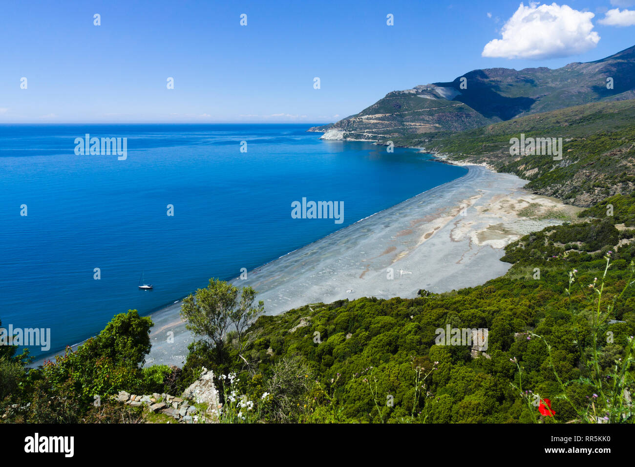 Nonza Strand, von taubes Gestein gebildet, das ins Meer geworfen wurde von der Asbest Fabrik, die in der Umgebung in den 1950er Jahren betrieben. Nonza, Cap Corse, Corsica, Frankreich Stockfoto