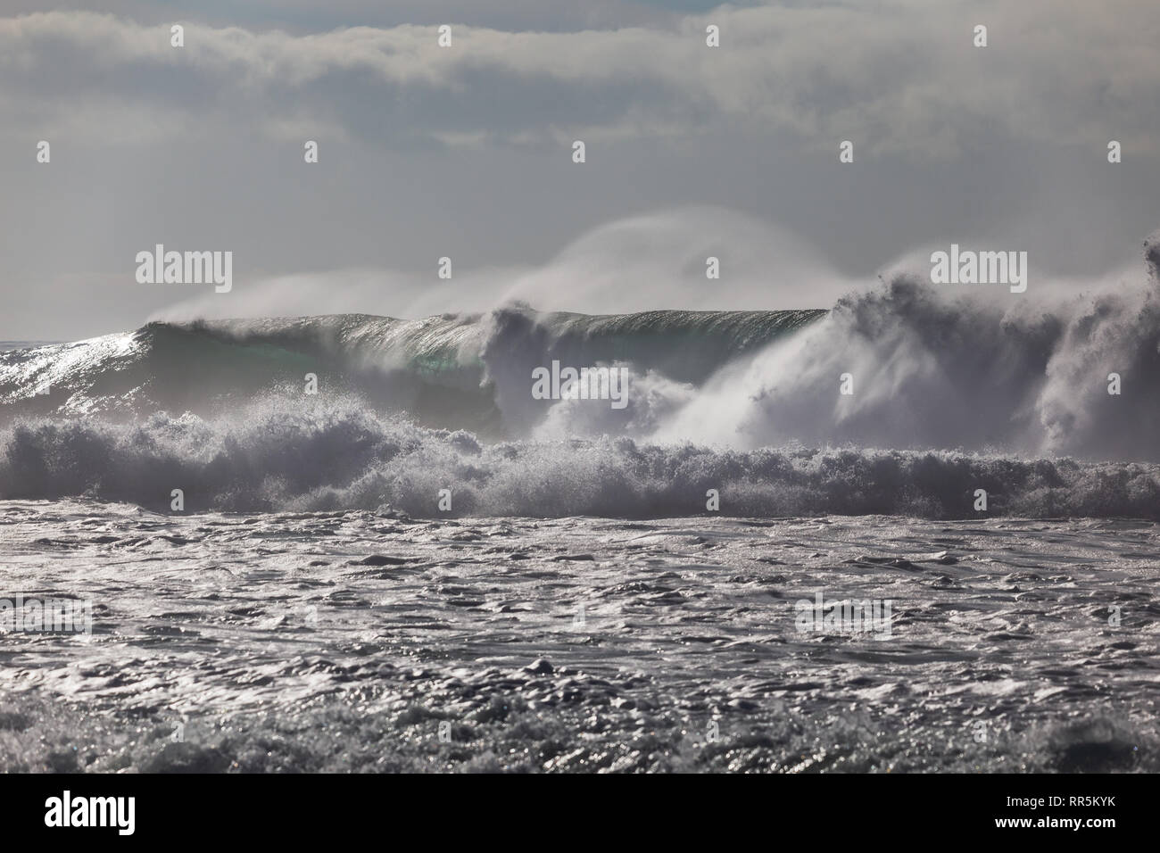 Starker Wind bläst Spray von der Spitze des großen Wellen nähern Windansea Beach in La Jolla, San Diego, Kalifornien, USA Stockfoto