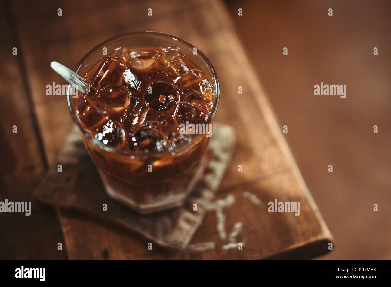 Braun Kaffee | Milch Kaffee Glas auf die braune Holztisch Hintergrund | vietnamesischen Kaffee Stil Stockfoto