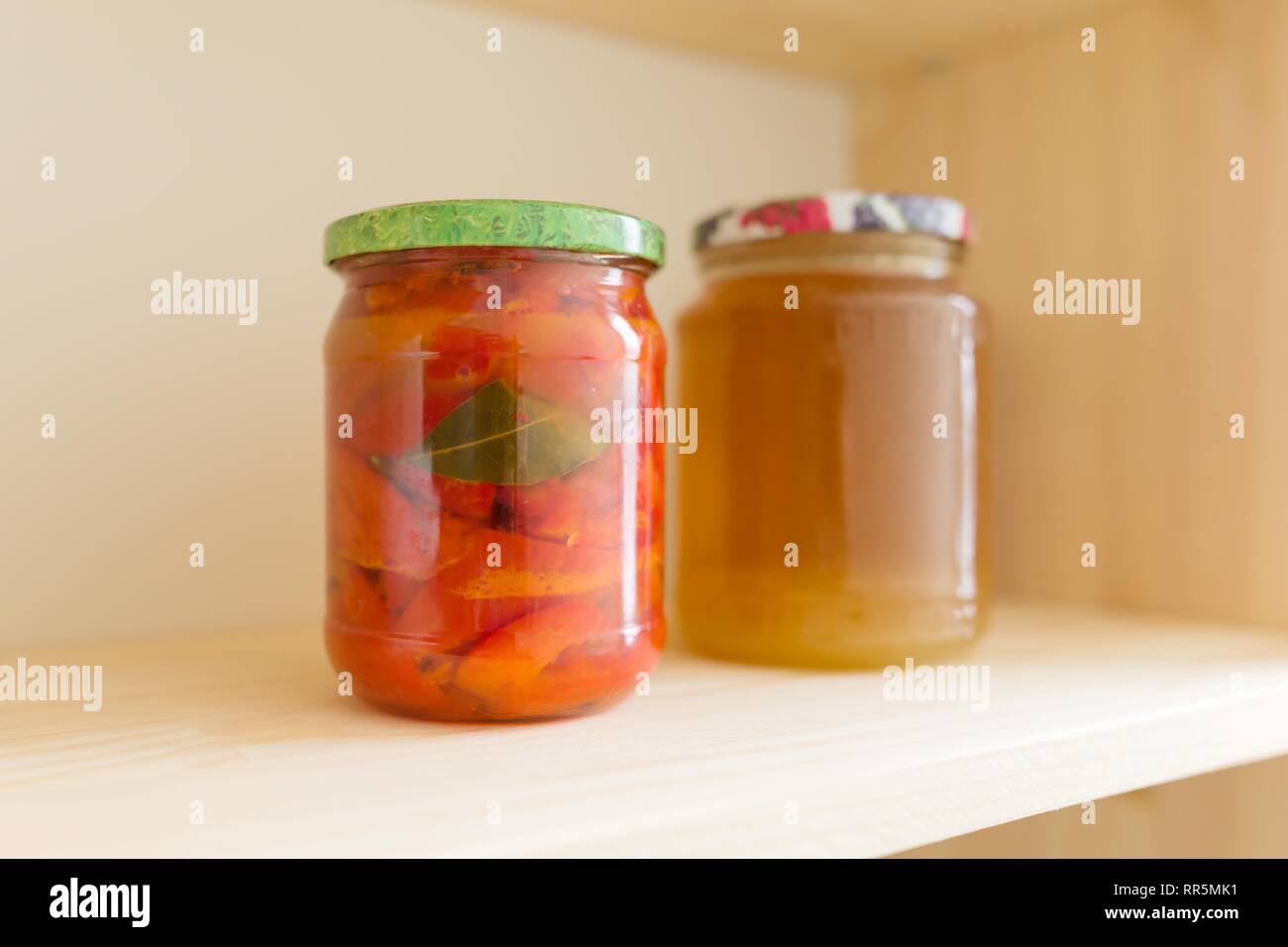 Lagerschrank In Kuche Abstellraum Mit Fachboden Aus Holz Mit Essen Regale Mit Hausgemachten Konserven Gemuse Bewahrt Stockfotografie Alamy