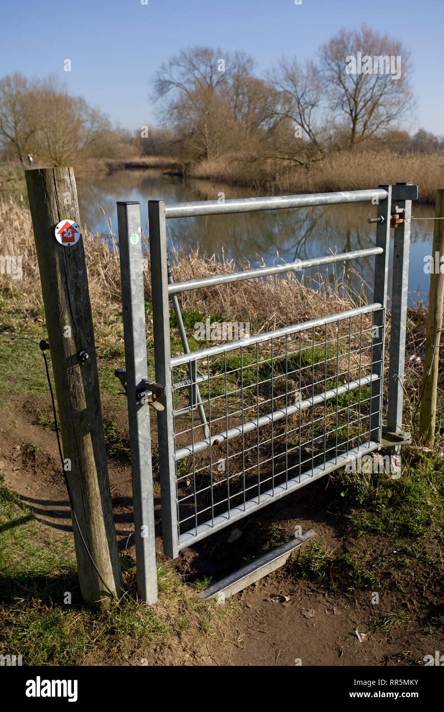 Geschlossener Wanderweg Tor. Buscot Schleuse und Wehr Stockfoto