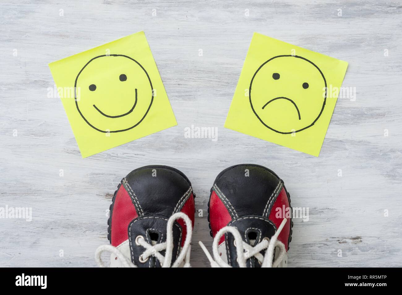 Sneakers, Wahl, Handzeichnung, unglücklich und glücklich Smileys Stockfoto