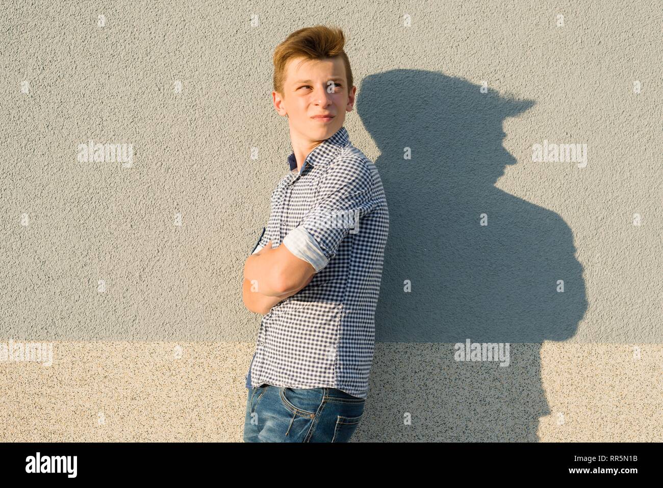 Outdoor Portrait von jugendlich Junge 14, 15 Jahre alt. Graue wand hintergrund, kopieren. Stockfoto