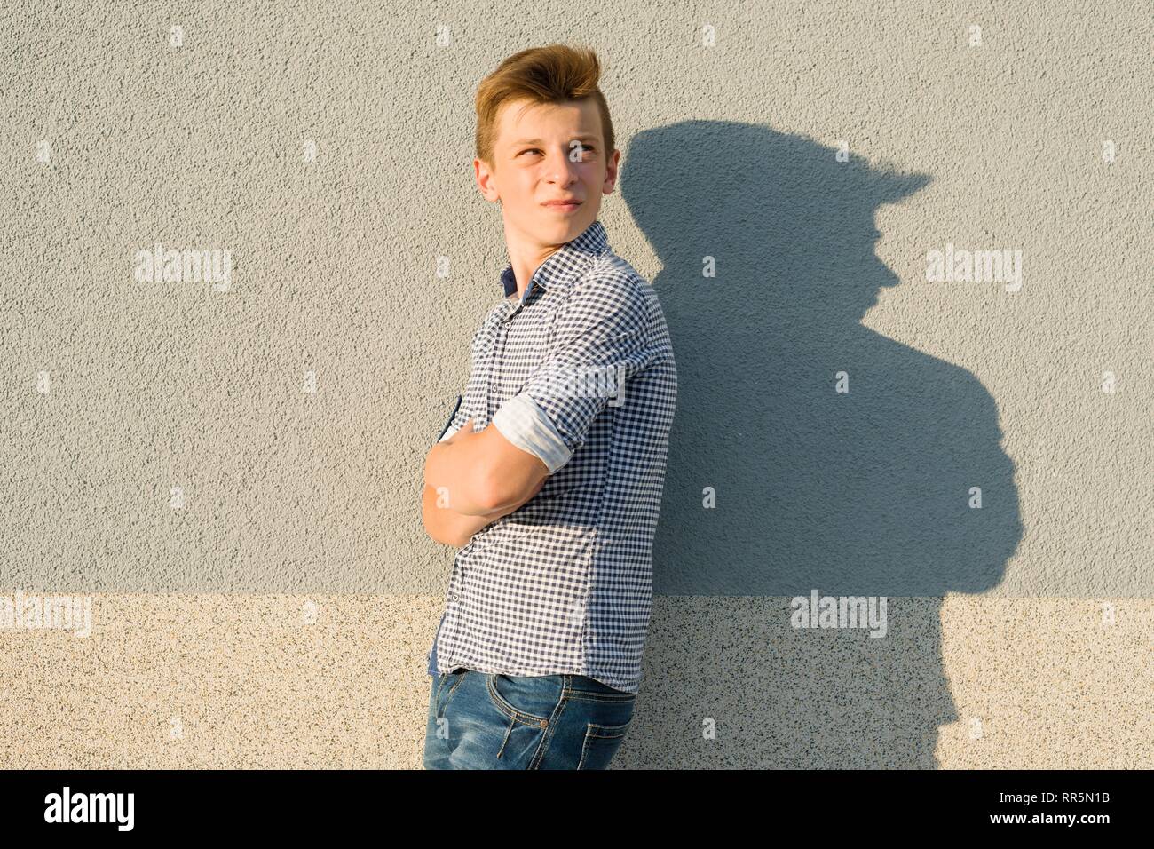 Outdoor Portrait von jugendlich Junge 14, 15 Jahre alt. Graue wand