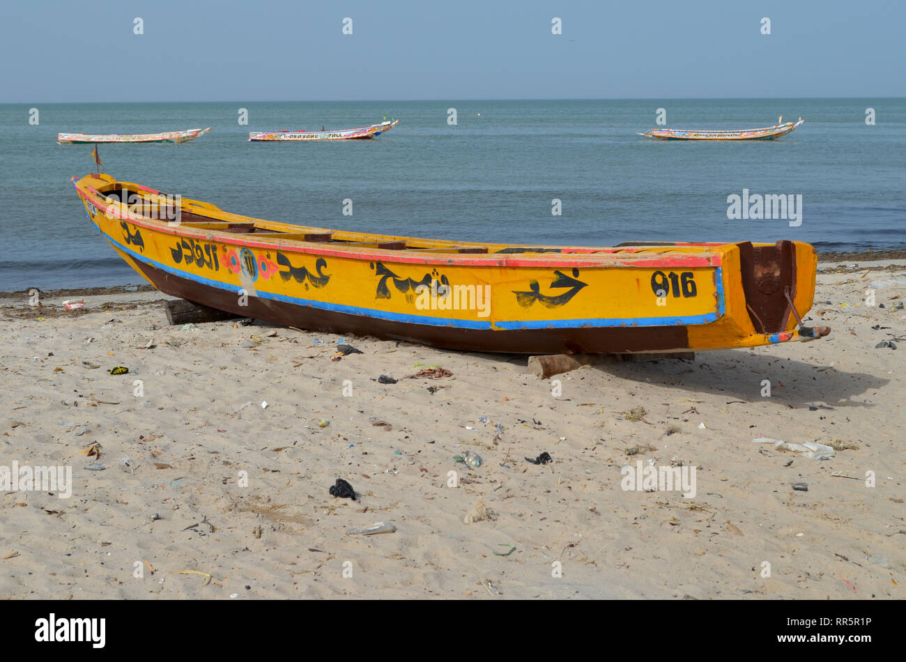 Gelbe pirogue in den Strand von Joal-Fadiouth, Petite Côte, Senegal Stockfoto