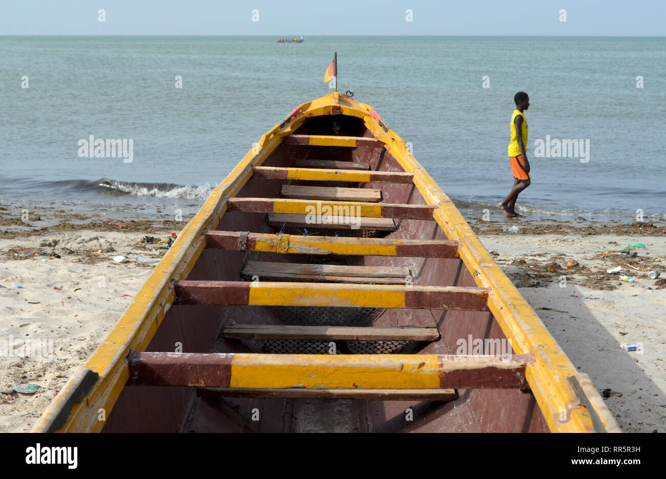 Gelbe pirogue in den Strand von Joal-Fadiouth, Petite Côte, Senegal Stockfoto