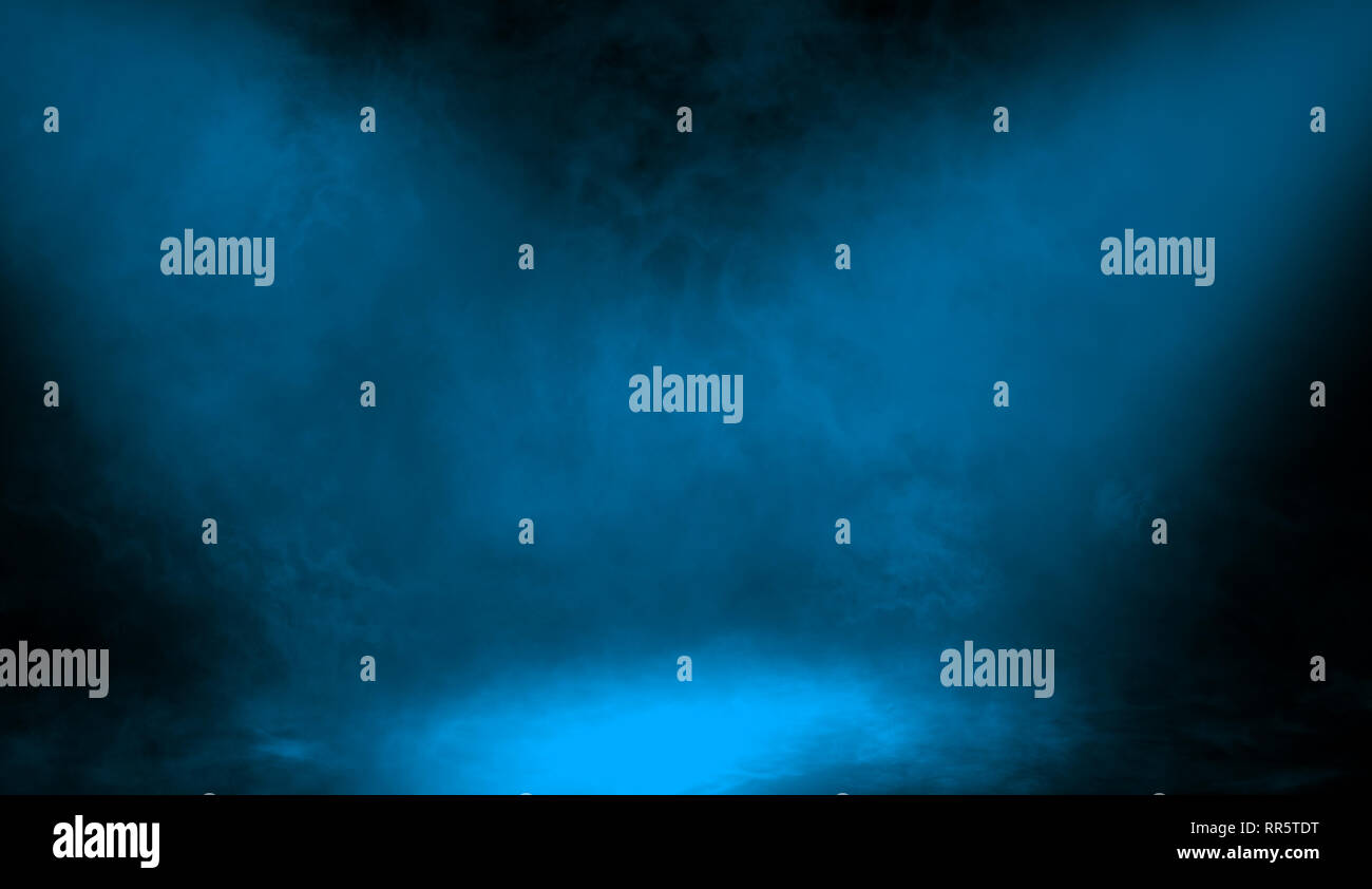 Abstrakt Blau Spotlight mit Rauch Nebel Nebel auf einem schwarzen Hintergrund. Textur Hintergrund für Grafik- und Webdesign. Stockfoto