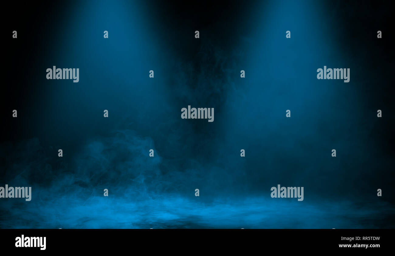 Abstrakt Blau Spotlight mit Rauch Nebel Nebel auf einem schwarzen Hintergrund. Textur Hintergrund für Grafik- und Webdesign. Stockfoto