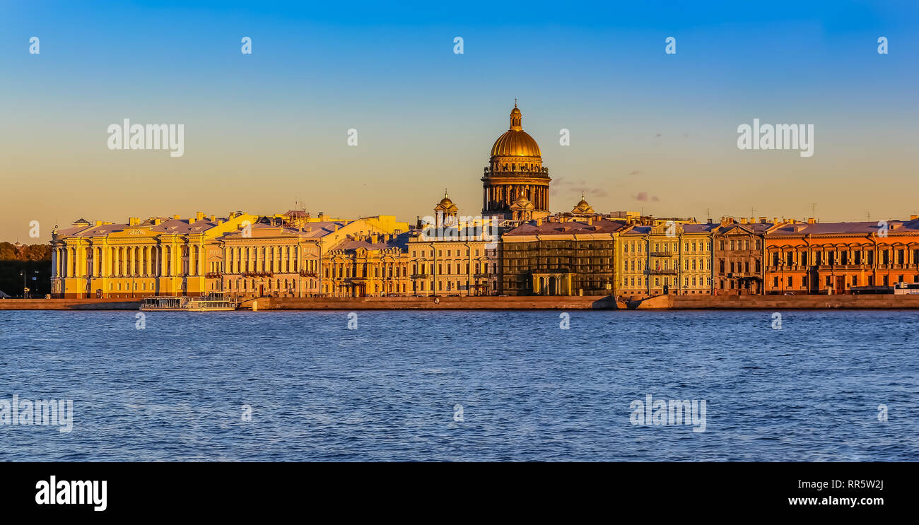 Sonnenuntergang in Sankt Petersburg über die Newa mit der Blick auf den Palast und die Isaaks-kathedrale Stockfoto