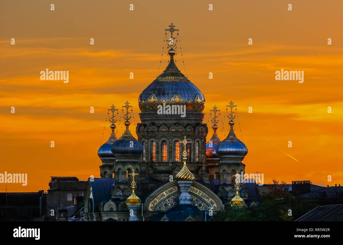 Reich verzierten goldenen Kuppeln und Kreuze der Russisch-orthodoxen Kirche der Himmelfahrt der Maria in Sankt Petersburg Russland bei Sonnenuntergang Stockfoto