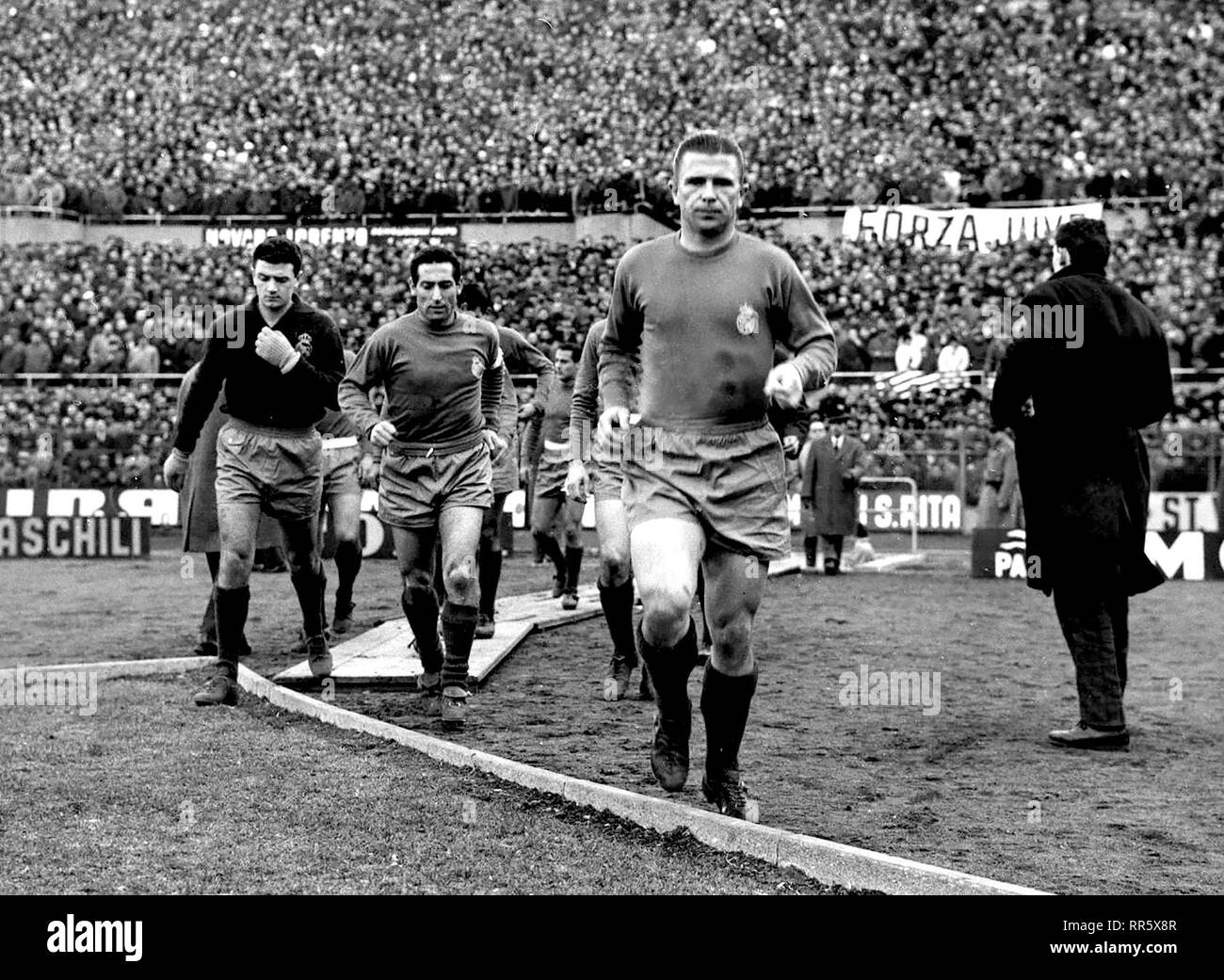 Von links nach rechts: footballers Real Madrid C.F.'s José Araquistáinin, Francisco Gento und Ferenc Puskás kommen zurück, um das Feld für die zweite Hälfte Ihrer victorius Auswärtsspiel gegen Juventus F.C. (0-1), 1.Etappe der 1961 - 62 EM-Viertelfinale. Stockfoto