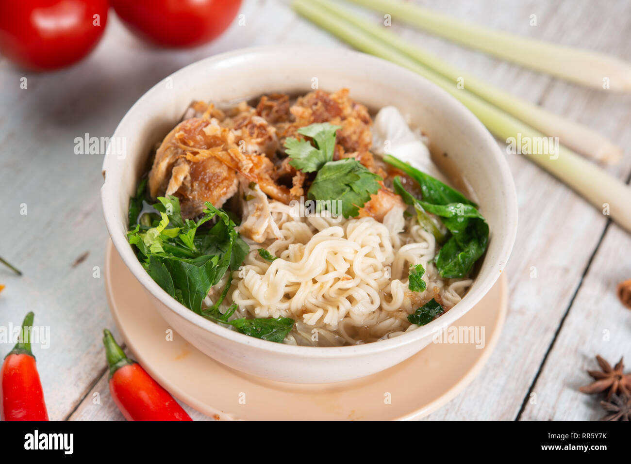 Asiatische Ramen Nudeln Suppe und Hühnchen in der Schüssel. Stockfoto
