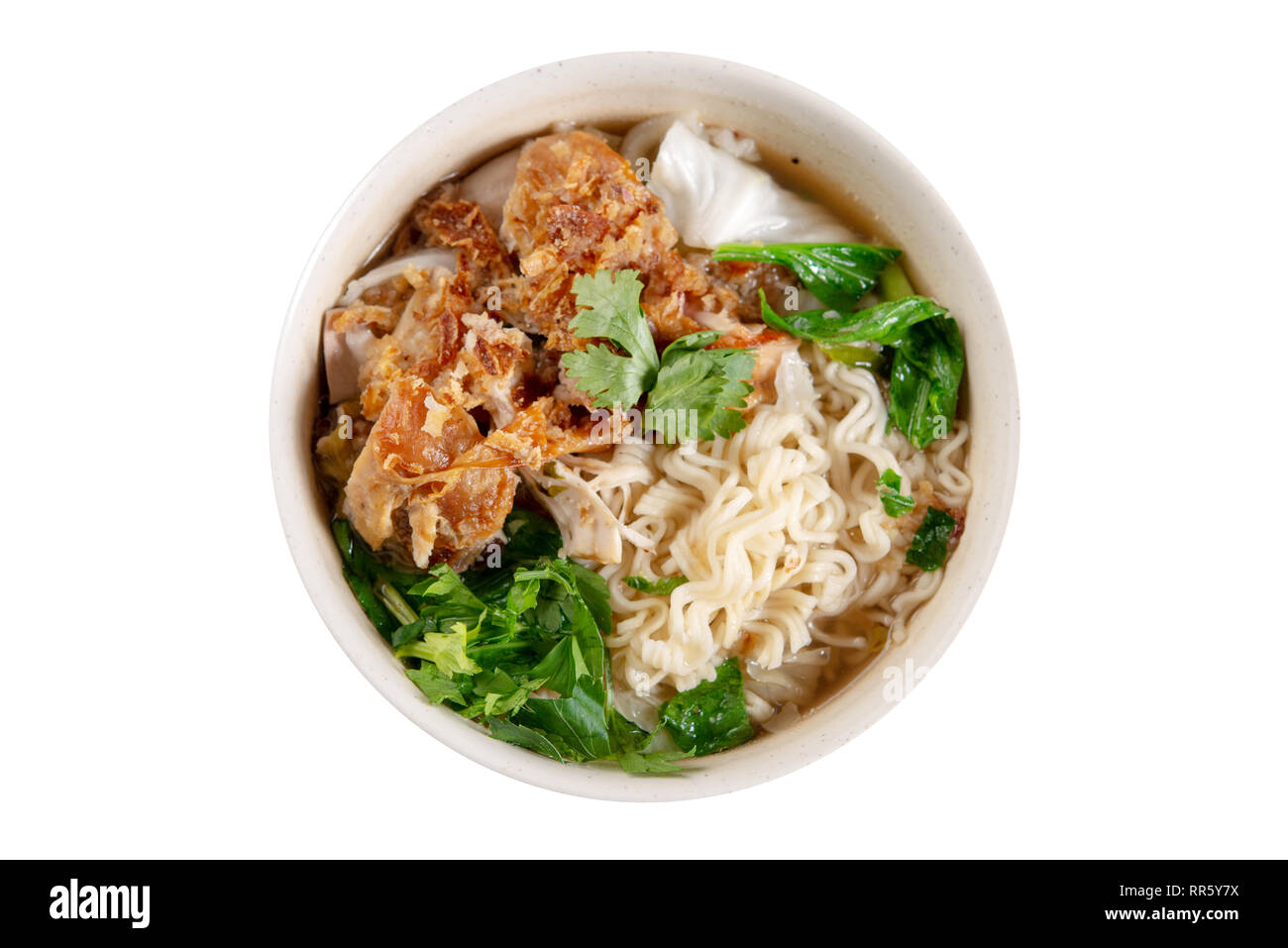 Asiatische Ramen Nudeln Suppe mit Gemüse und Huhn in der Schüssel. Ansicht von oben flach auf weißem Hintergrund. Stockfoto