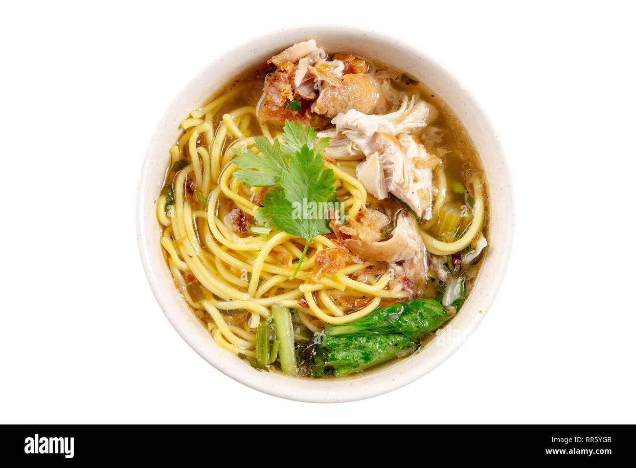 Asiatische Suppe, Nudeln und Huhn in der Schüssel. Ansicht von oben flach auf weißem Hintergrund. Stockfoto