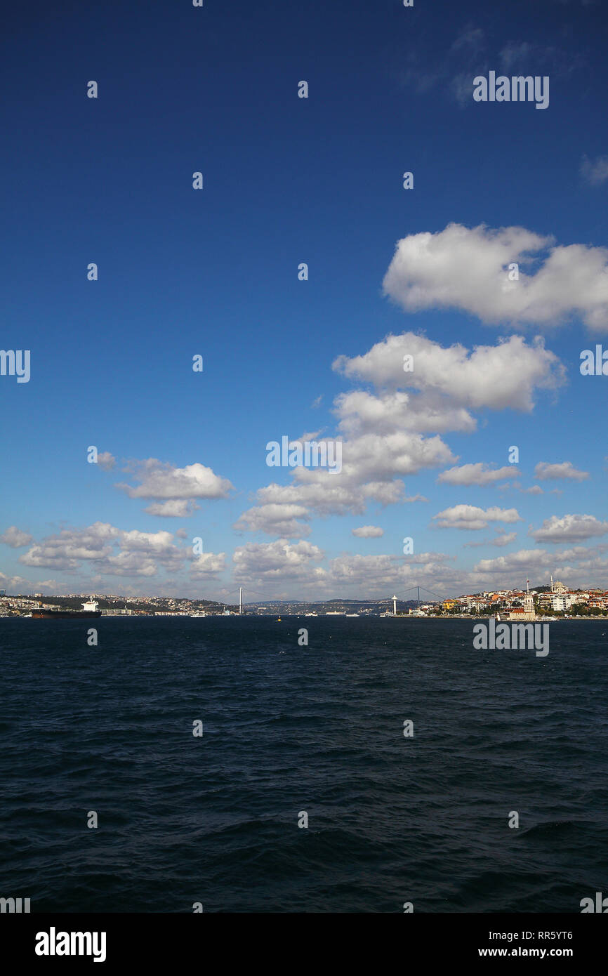 Panoramablick auf Istanbul von der Bosporus. Meer Kreuzfahrt auf der Straße mit Blick auf die Stadt. Stadtbild von Istanbul. Reisen in die Türkei. Stockfoto