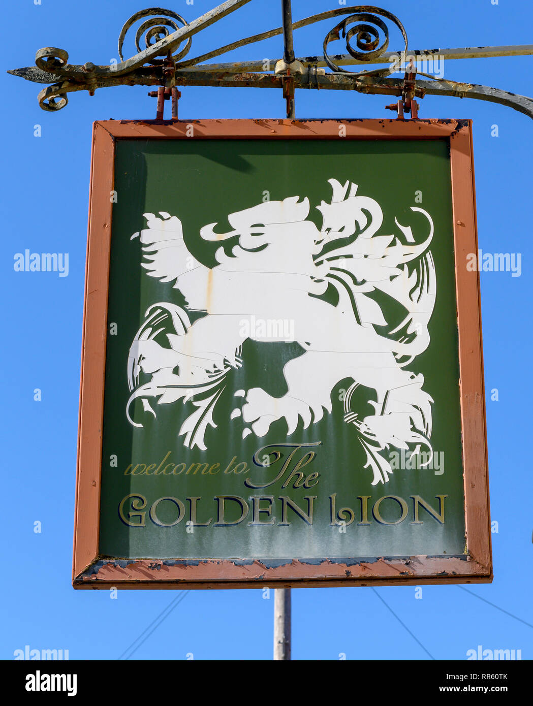 Hängende pub Schild am Goldenen Löwen Public House, Bedhampton, Havant, Hampshire, England, Großbritannien Stockfoto