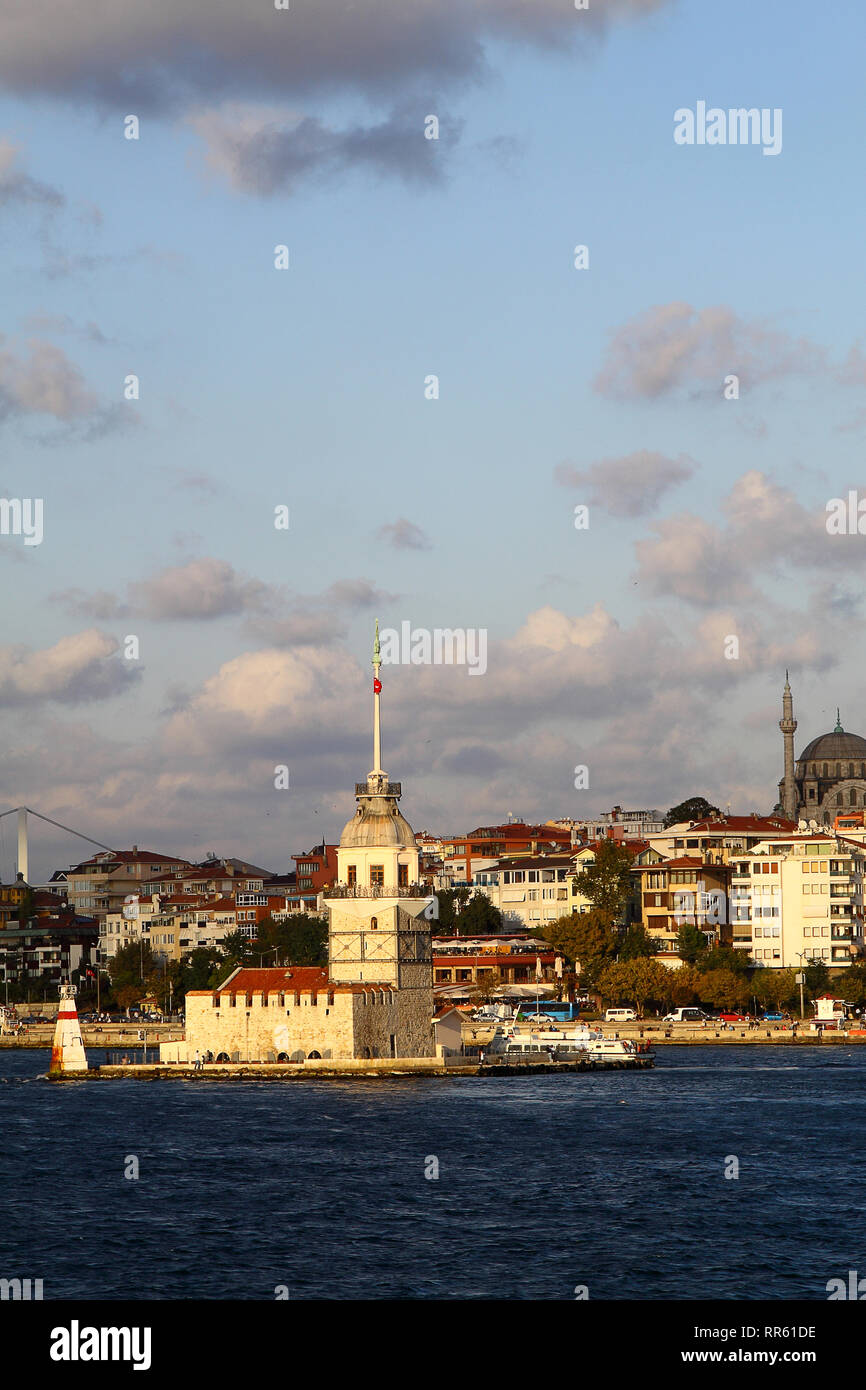 Panoramablick auf Istanbul von der Bosporus. Meer Kreuzfahrt auf der Straße mit Blick auf die Stadt. Stadtbild von Istanbul. Reisen in die Türkei. Stockfoto