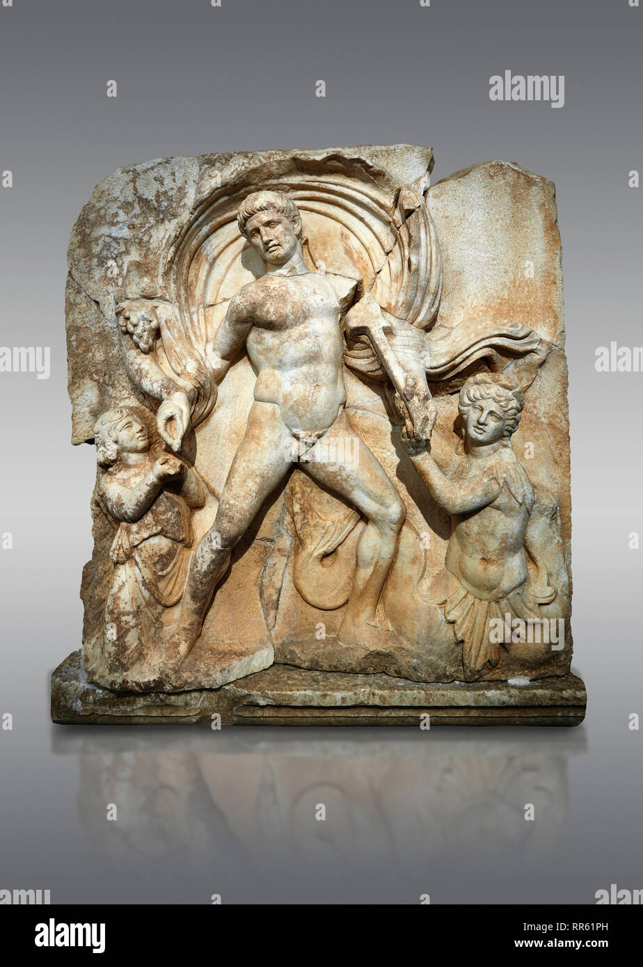 Römische Sebasteion rrelief Skulptur von Kaiser Claudius als Gott, der das Meer und das Land, Afrodisias Museum, Aphrodisias, Türkei. Der Kaiser als Gott claudiu Stockfoto