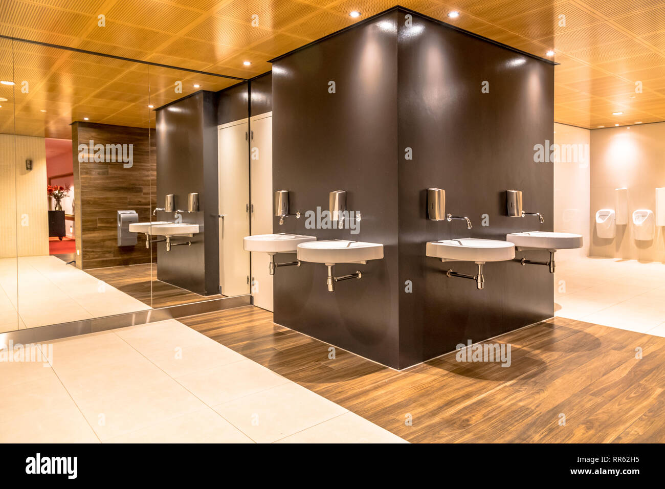 Groningen, Niederlande, 2018: Detail der modernen Gestaltung des öffentlichen Wc und Toilette. Luxuriöses Interieur. Stockfoto